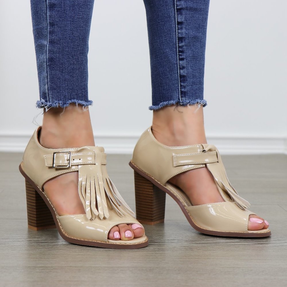 Patent beige oxford high heels w/ tassel - Picture 2 of 8